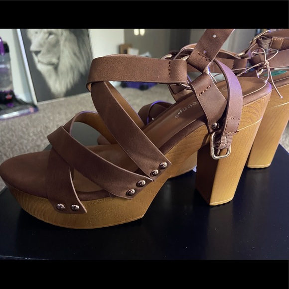 New- Brown Wedges - Picture 3 of 7